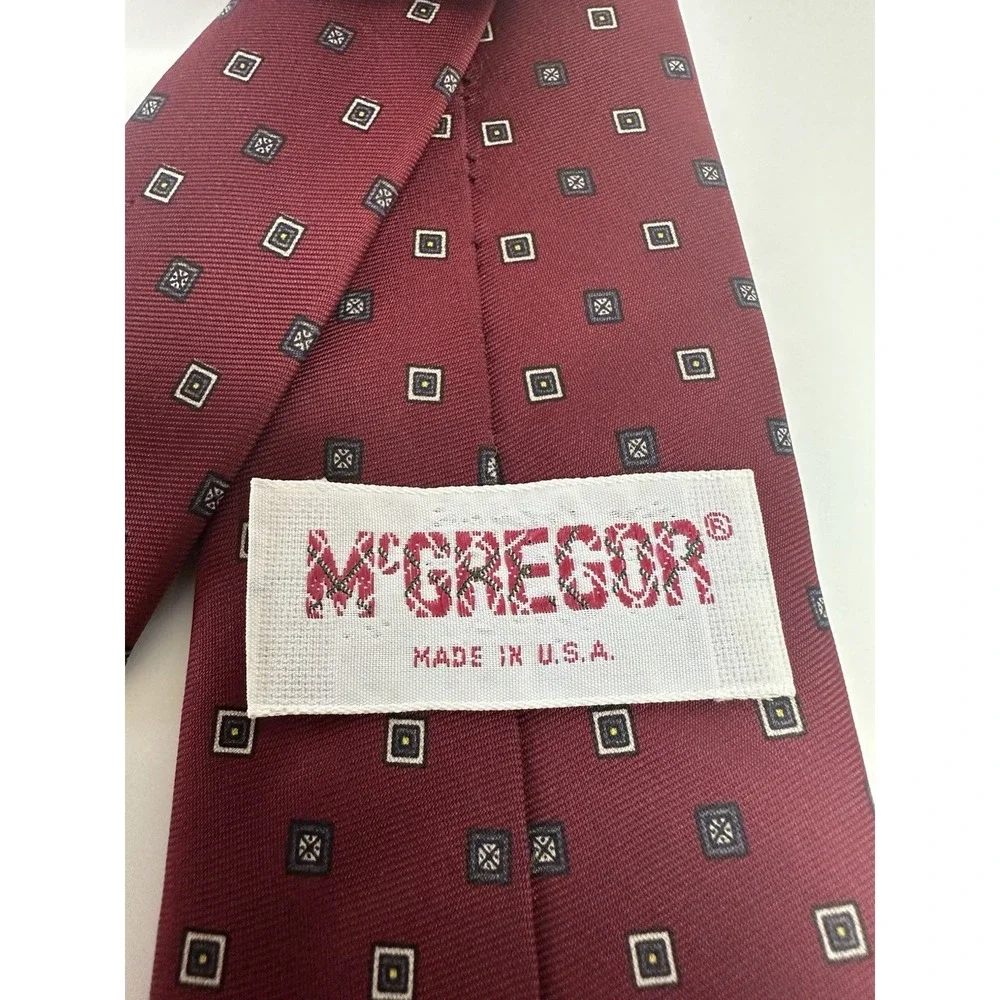 McGregor Tie Red / square 100 % Silk Blend USA‎ Classic preppy